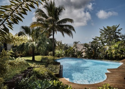 Vue depuis la Villa Roméo sur le jardin et la piscine