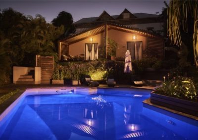 Vue sur la piscine de la Villa Roméo, chambre d'hôtes de charme sur La Réunion sur la commune d'Etang Salé