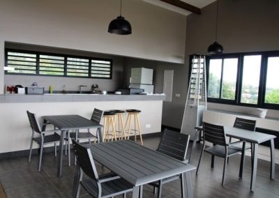 La terrasse vue mer de la Villa Roméo, chambre d'hôtes de charme sur la Réunion : petit déjeuner et diner faits maison