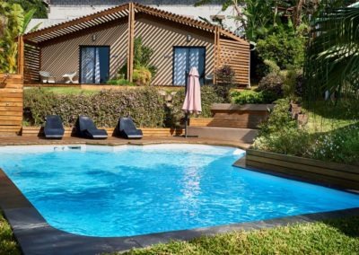 Vue sur la piscine de la Villa Roméo, chambre d'hôtes de charme sur La Réunion sur la commune d'Etang Salé