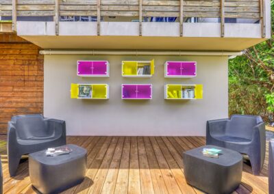 Coin lecture moderne de la Villa Roméo à L’Étang-Salé