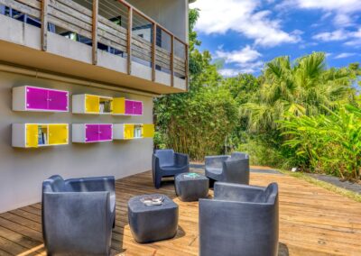 Terrasse ensoleillée avec coin lecture à la Villa Roméo, L’Étang-Salé