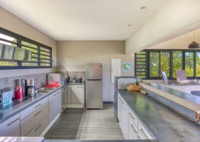 Cuisine commune moderne et lumineuse à la Villa Roméo