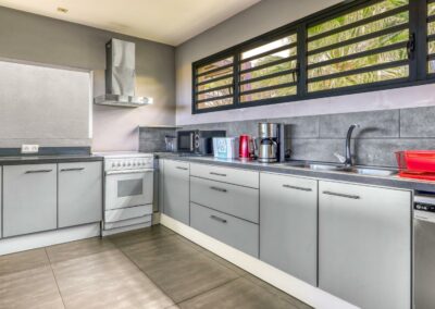 Cuisine toute équipée disponible pour les hôtes à L’Étang-Salé