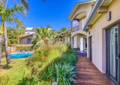 Chemin extérieur menant aux chambres Vétiver et Cryptoméria