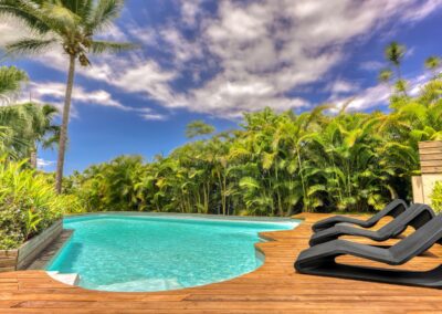 Transats au bord de la piscine de la Villa Roméo à L’Étang-Salé