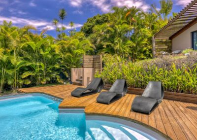 Terrasse détente avec végétation tropicale à la Villa Roméo
