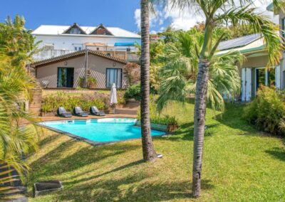 Vue aérienne du jardin et de la piscine de la Villa Roméo