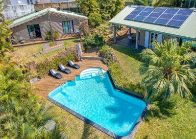 Vue aérienne de la piscine et terrasse de la Villa Roméo