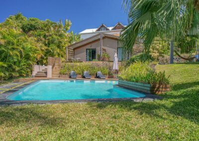 Photo aérienne du jardin tropical et de la piscine à L’Étang-Salé