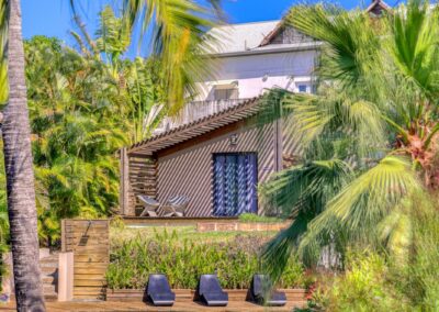 Vue extérieure de la chambre Camphre avec accès piscine