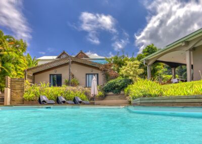 Espace détente au bord de la piscine tropicale de la Villa Roméo