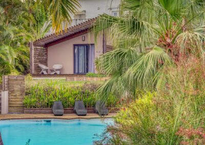 Ambiance soir autour de la piscine de la Villa Roméo
