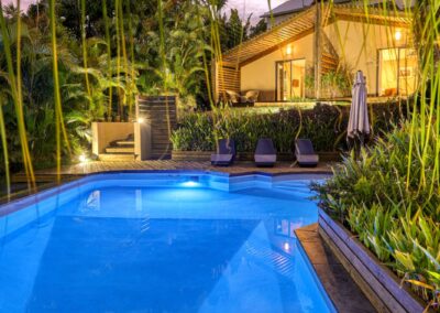 Photo de la piscine de la Villa Roméo prise au crépuscule