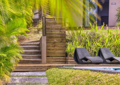 Transats installés en terrasse avec vue sur la végétation tropicale