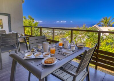 Petit-déjeuner sur la terrasse avec vue dégagée à L’Étang-Salé