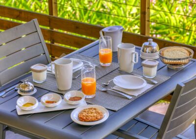 Petit déjeuner maison de la Villa Roméo avec viennoiseries, jus de fruits et vue sur l’océan à Étang-Salé (La Réunion)