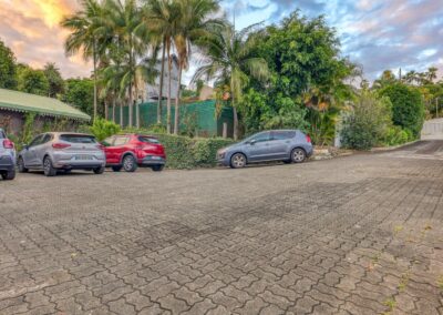 Places de stationnement privées pour les hôtes de la Villa Roméo