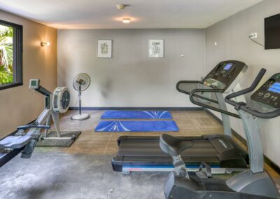 Salle de sport équipée pour les hôtes de la Villa Roméo