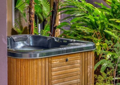 Spa extérieur en journée à la Villa Roméo