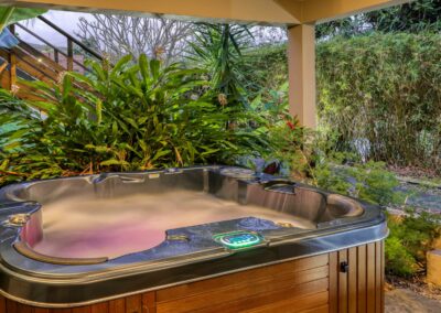 Spa éclairé en soirée à la Villa Roméo, ambiance détente