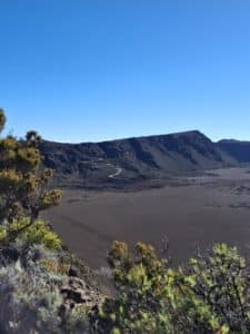Vue sur la Plaine des sables et la descente en zigzag de la route