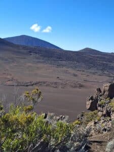 Vue sur la plaine des sables et au loin le Piton de la Fournaise